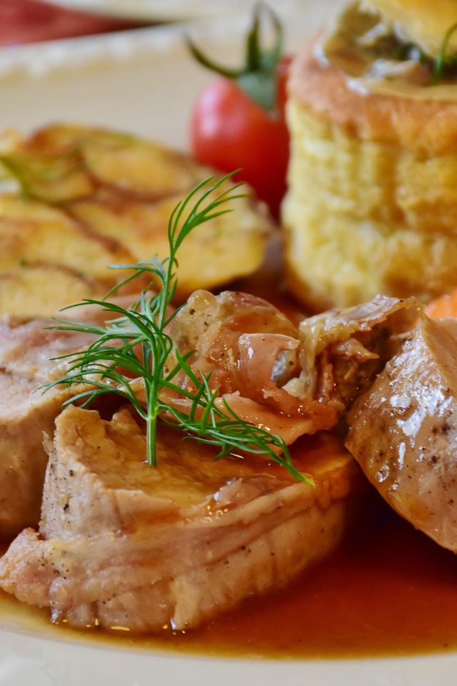 Мясо свинина на тарелке с соусом