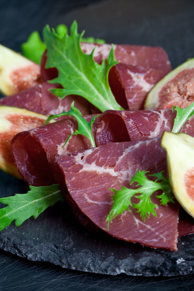 Руккола с мясом и кусочками инжира