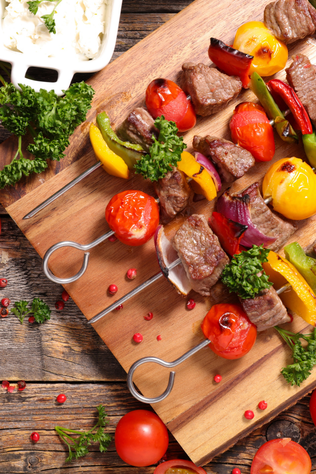 Шашлык на шампурах с овощами 