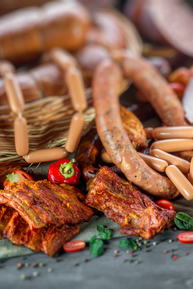 Копченые ребрышки с колбасой на столе 