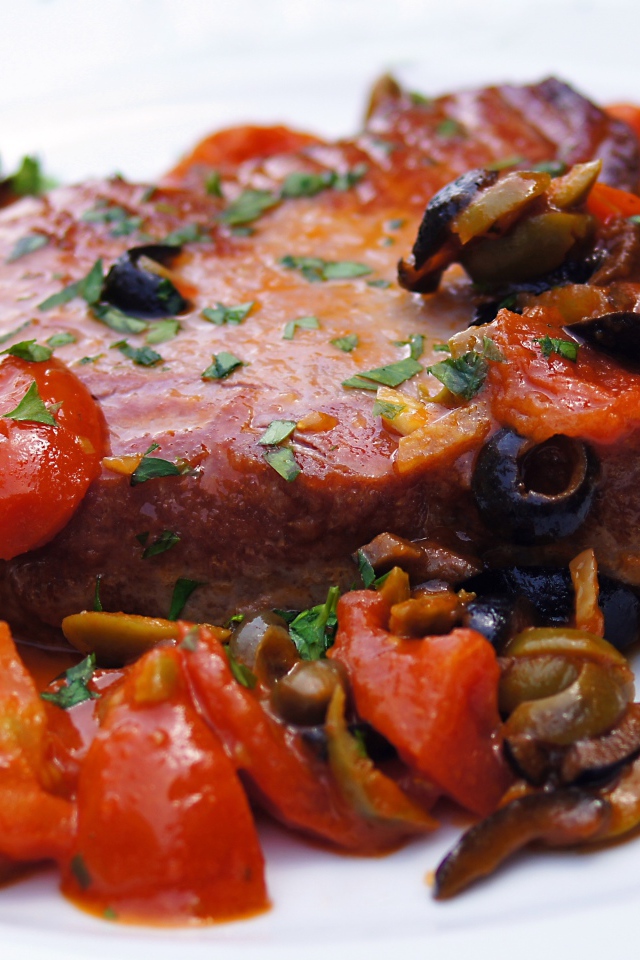 Стейк с овощами на большой белой тарелке