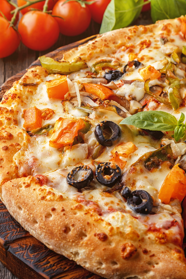 Аппетитная пицца с оливками на столе