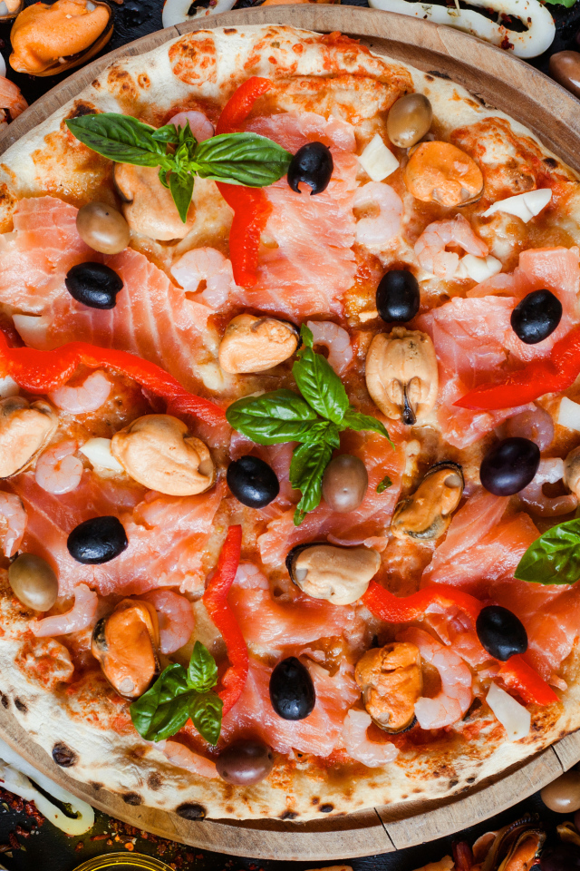 Аппетитная пицца с морепродуктами 