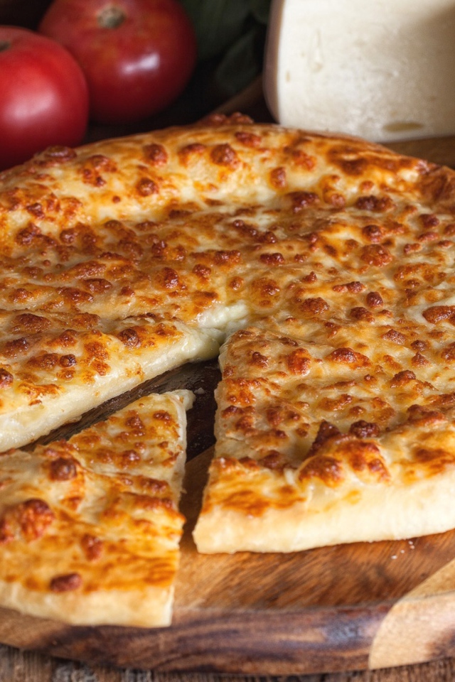 Пицца с сыром на разделочной доске