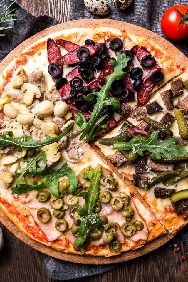 Пицца с оливками, грибами, колбасой и говядиной