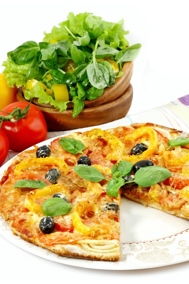 Пицца с помидорами, перцем и зеленью на белом фоне