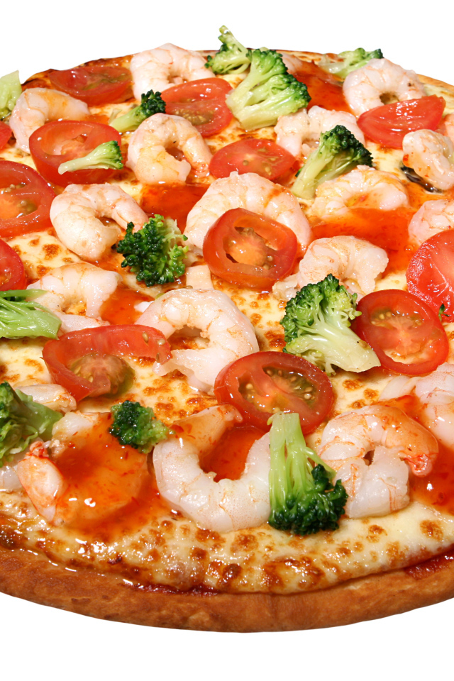 Пицца с помидорами и креветками на белом фоне