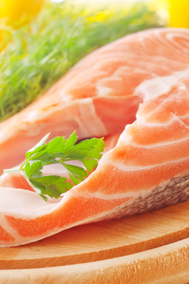 Кусок свежей красной рыбы с зеленью петрушки