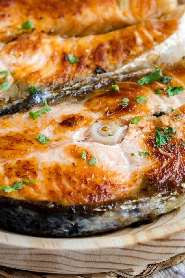 Аппетитные куски жареной рыбы на столе 