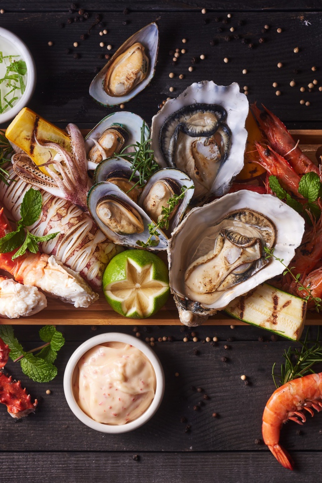 Аппетитные морепродукты на разделочной доске