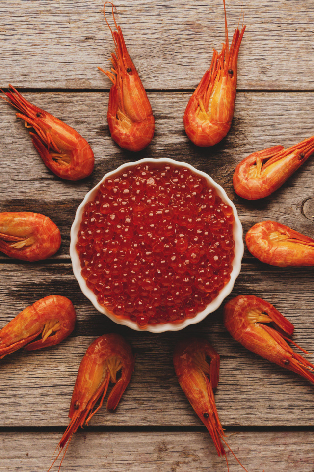 Вареные креветки на столе с красной икрой