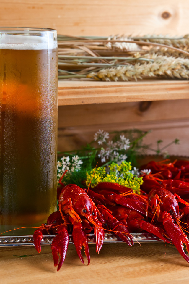 Вареные раки на столе с бокалом пива