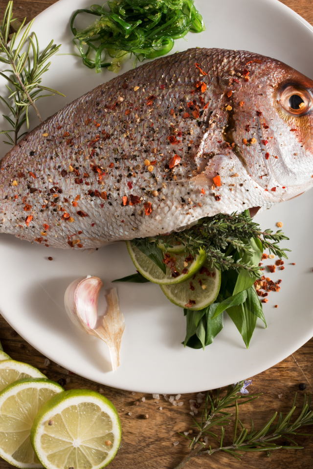 Рыба на тарелке со специями и лаймом