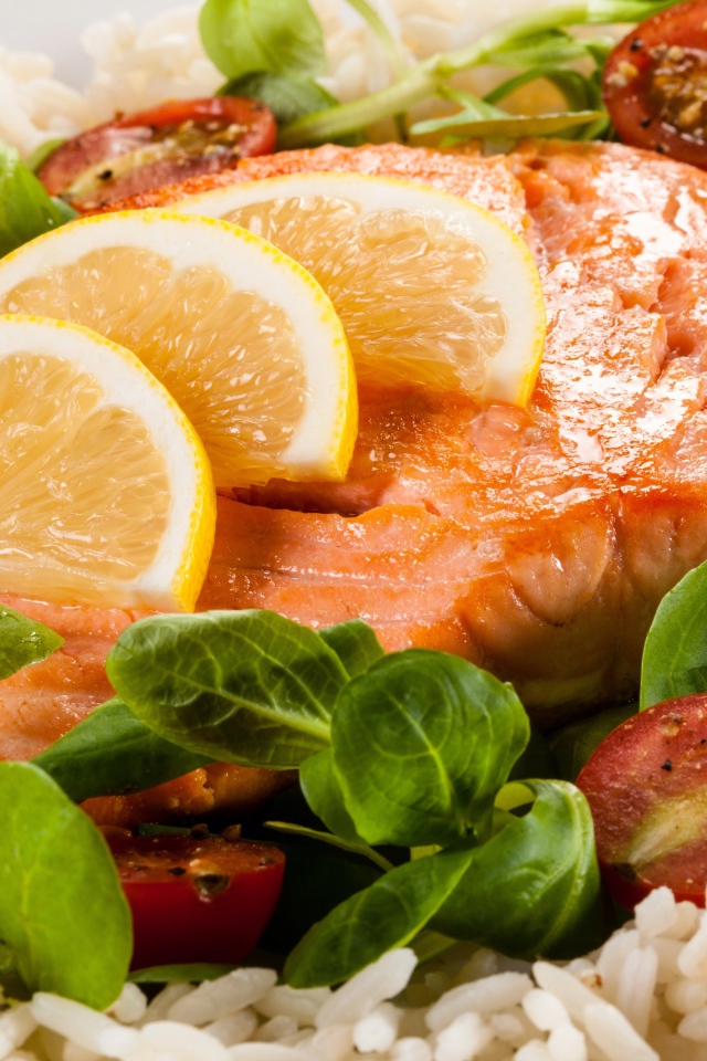 Жареная красная рыба с лимоном, помидорами, шпинатом и рисом