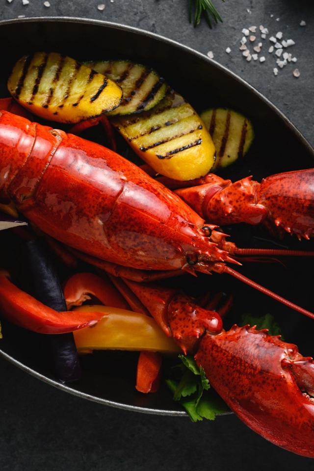 Большой омар с овощами 