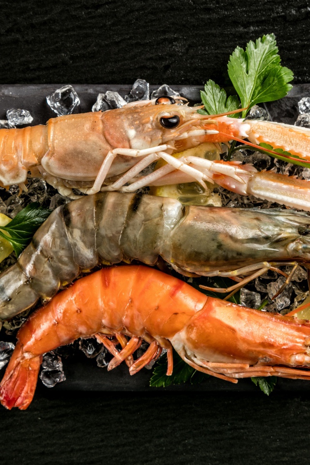 Большие креветки с кусочками лимона