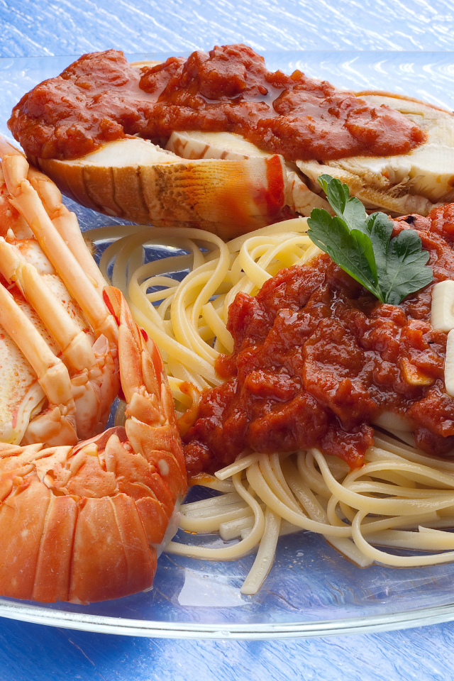 Омар на тарелке со спагетти с соусом