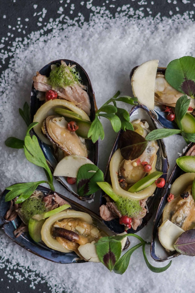 Мидии крупным планом на столе