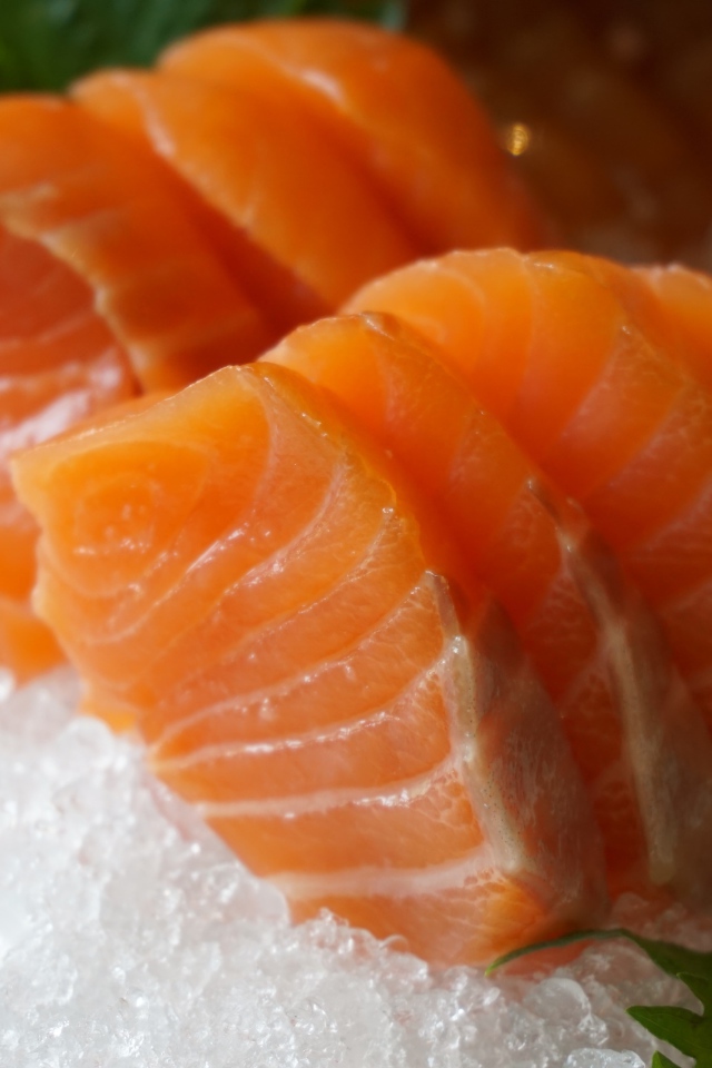 Кусочки красной рыбы лежат на льду