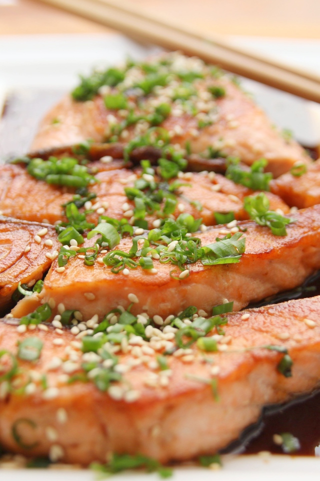 Красная рыба с кунжутом, зеленым луком и соевым соусом 