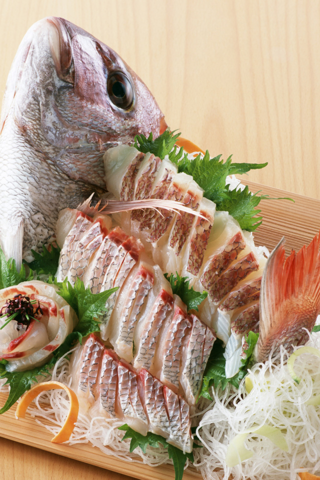 Нарезка из свежей рыбы на разделочной доске