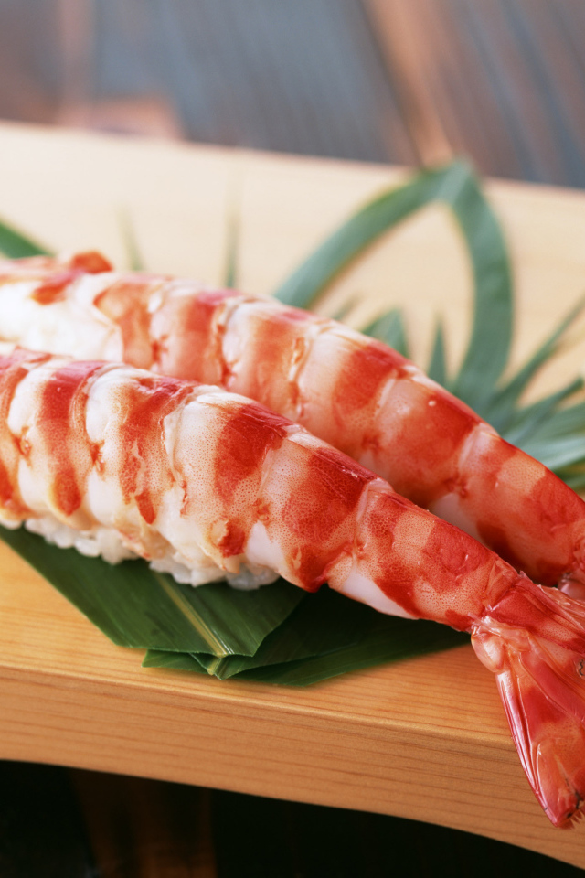 Две крупные вареные креветки на столе