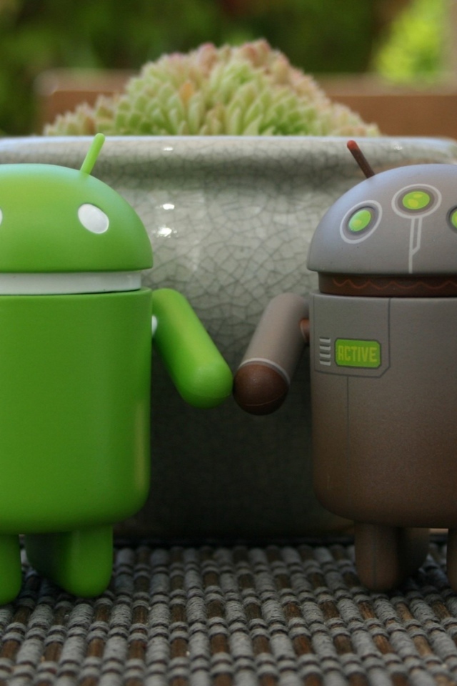 Два андроида держатся за руки