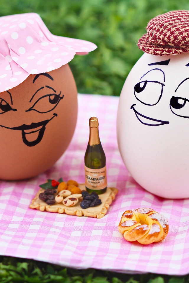 Два яйца устроили пикник на природе