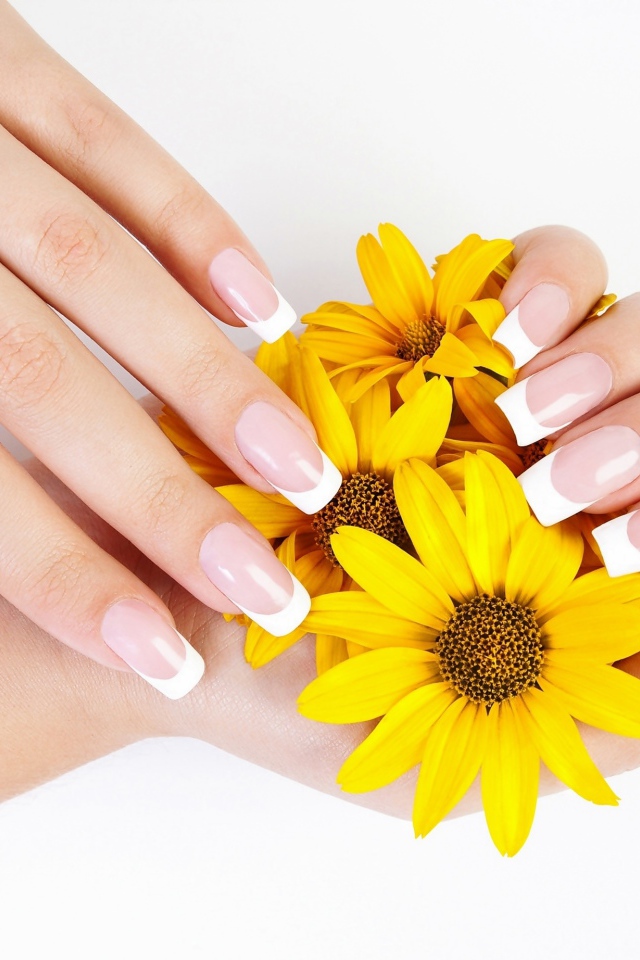 Красивые женские руки с маникюром с желтыми цветами 