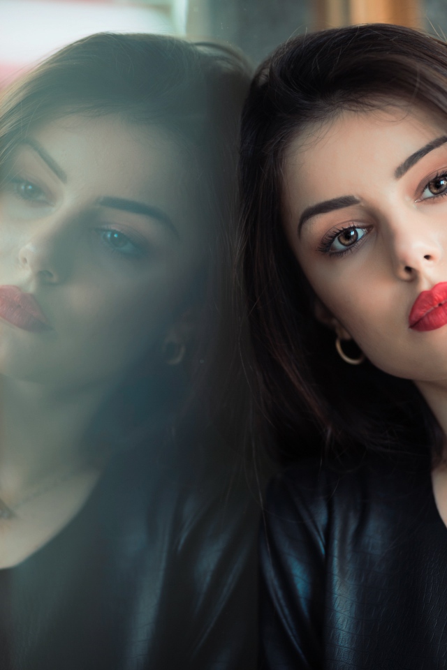 Нежная шатенка с яркими красными глазами