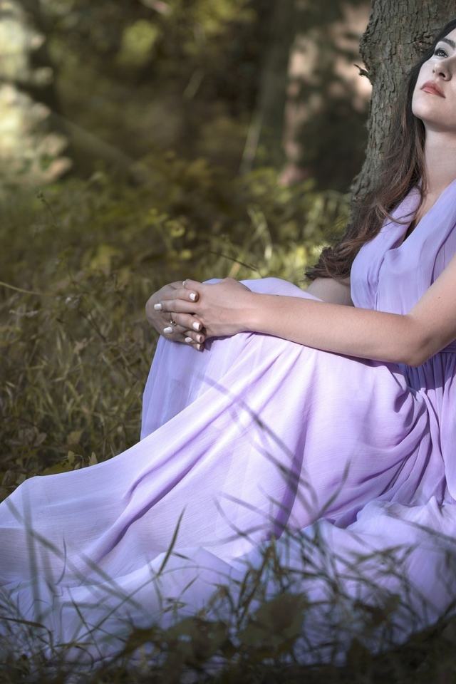 Девушка в красивом платье под деревом 