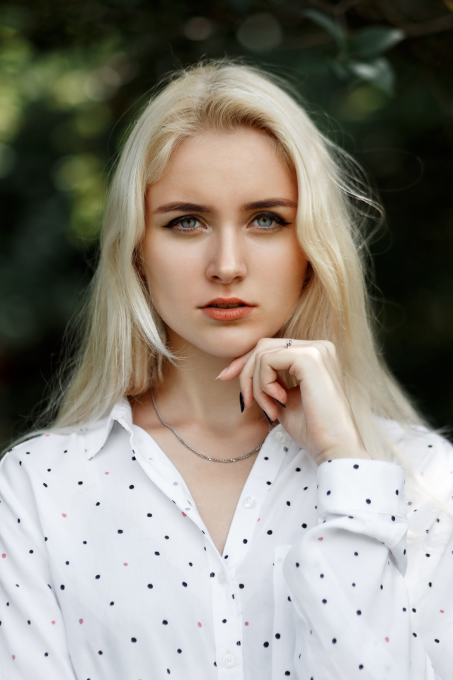 Настоящая нежная девушка блондинка в  рубашке