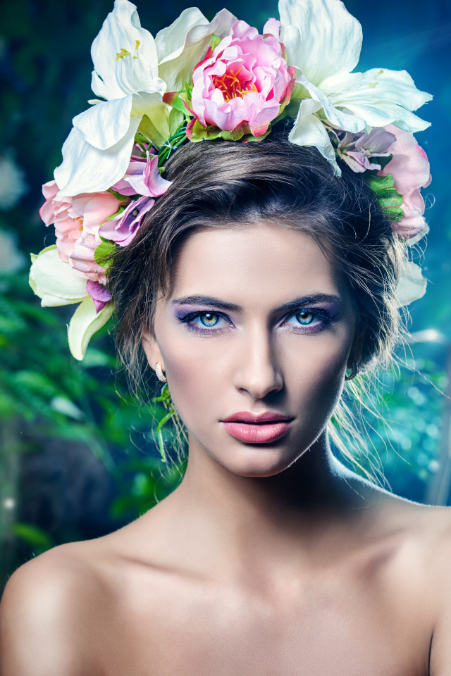 Настоящая девушка с цветами в волосах