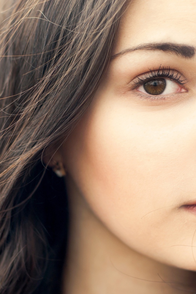 Нежная кареглазая девушка брюнетка с длинными волосами