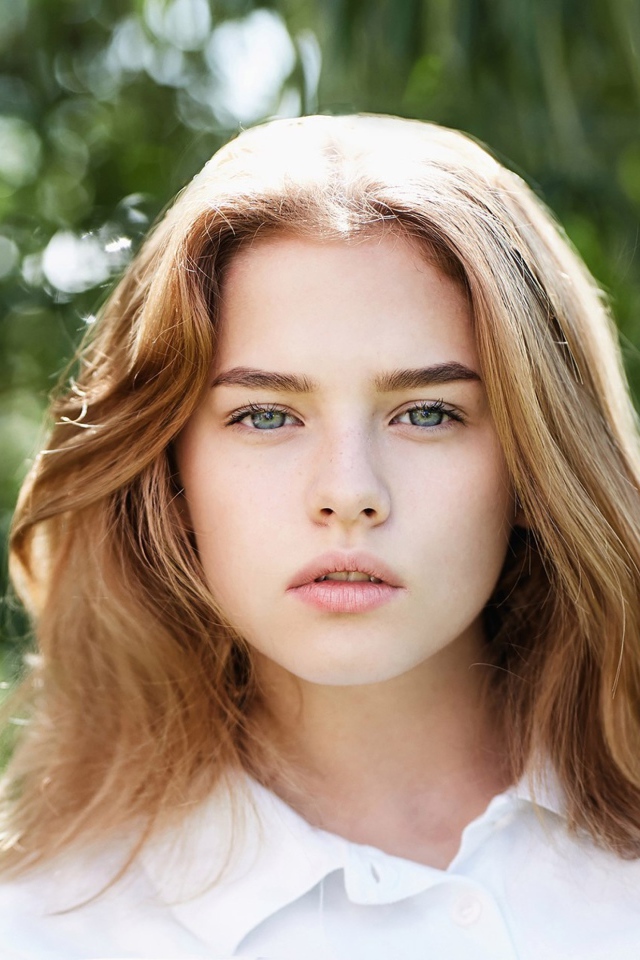 Нежная молодая девушка в белой рубашке