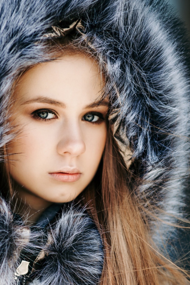 Молодая девушка в меховом капюшоне 