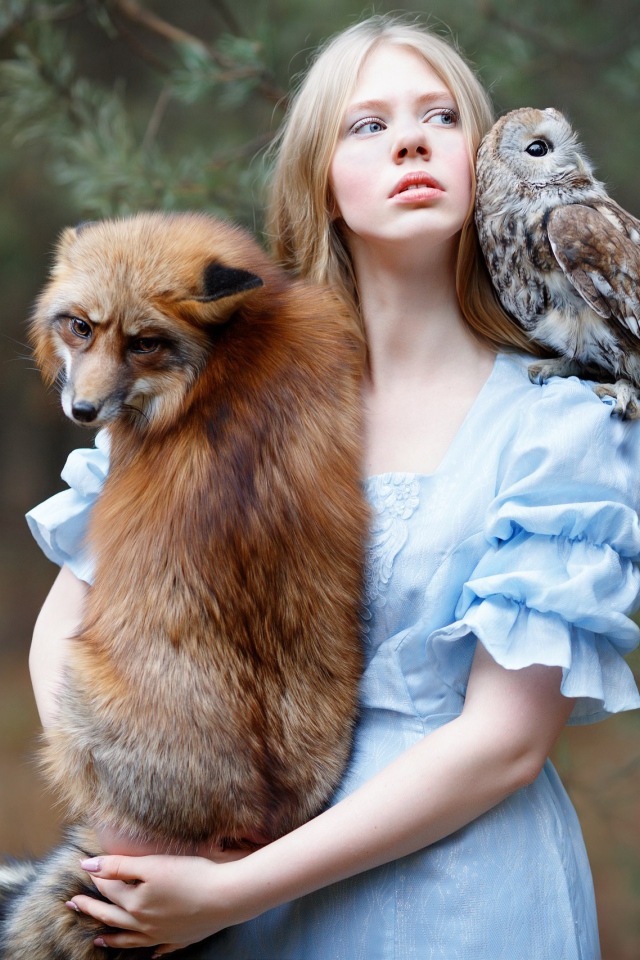 Молодая девушка с лисой и совой 