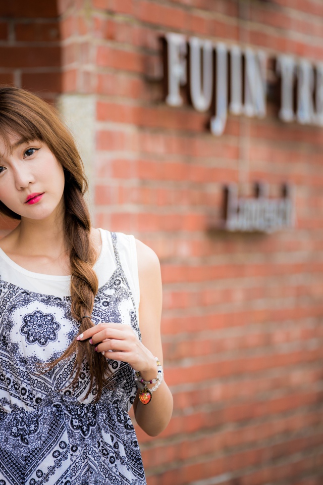 Нежная девушка азиатка у дома