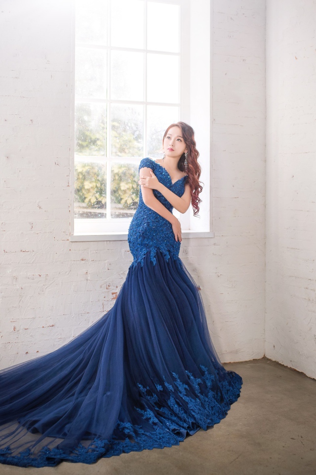 Девушка азиатка в красивом синем платье