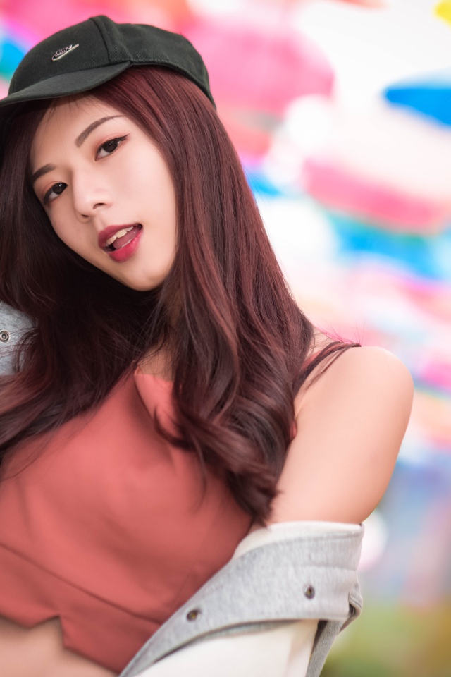 Девушка азиатка в черной кепке