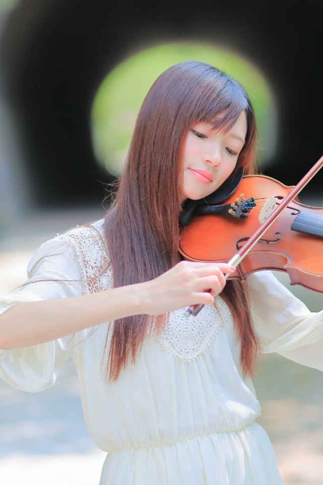 Девушка азиатка в белом платье со скрипкой в руках