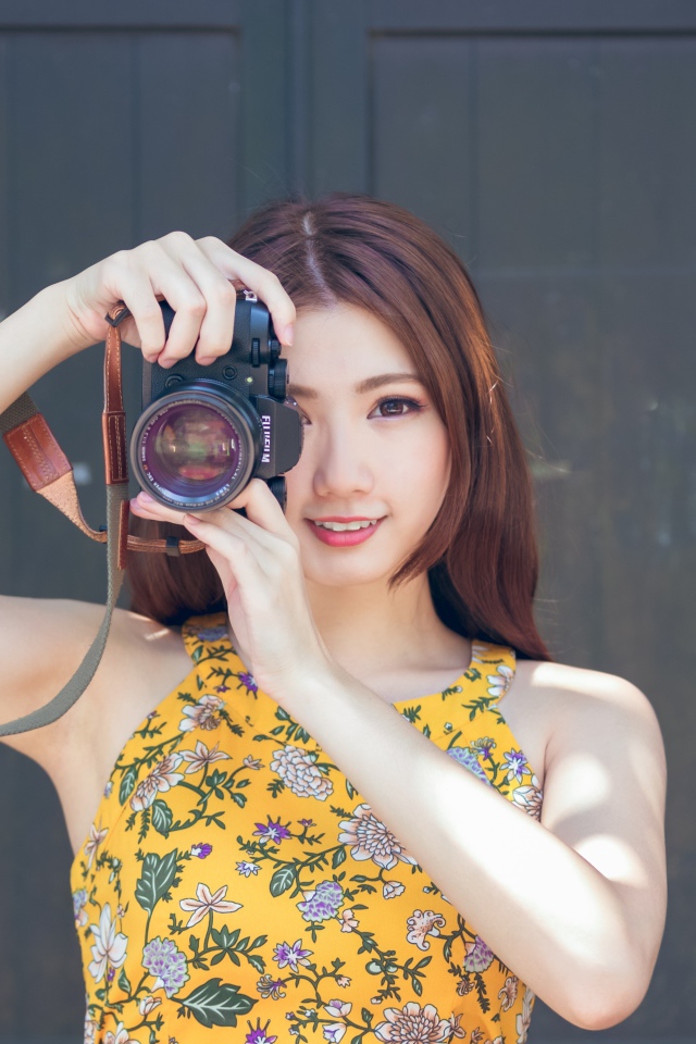 Девушка азиатка с фотоаппаратов в руках