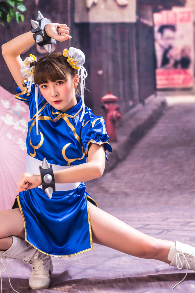 Спортивная девушка азиатка с зонтами