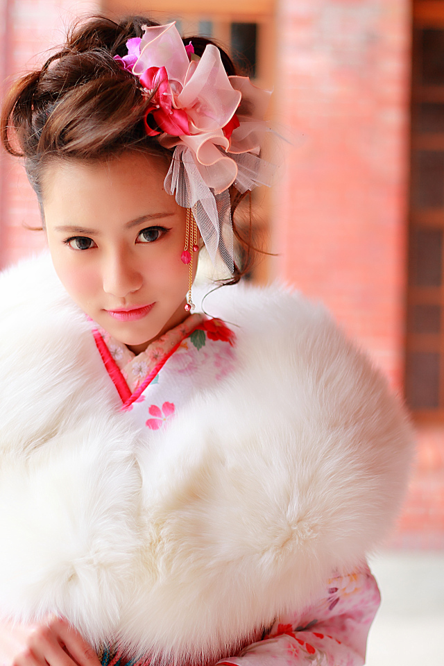 Красивая девушка азиатка в меховом манто