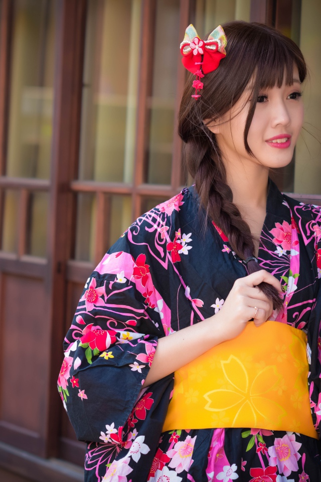 Красивая девушка азиатка в кимоно  с бантом в волосах 