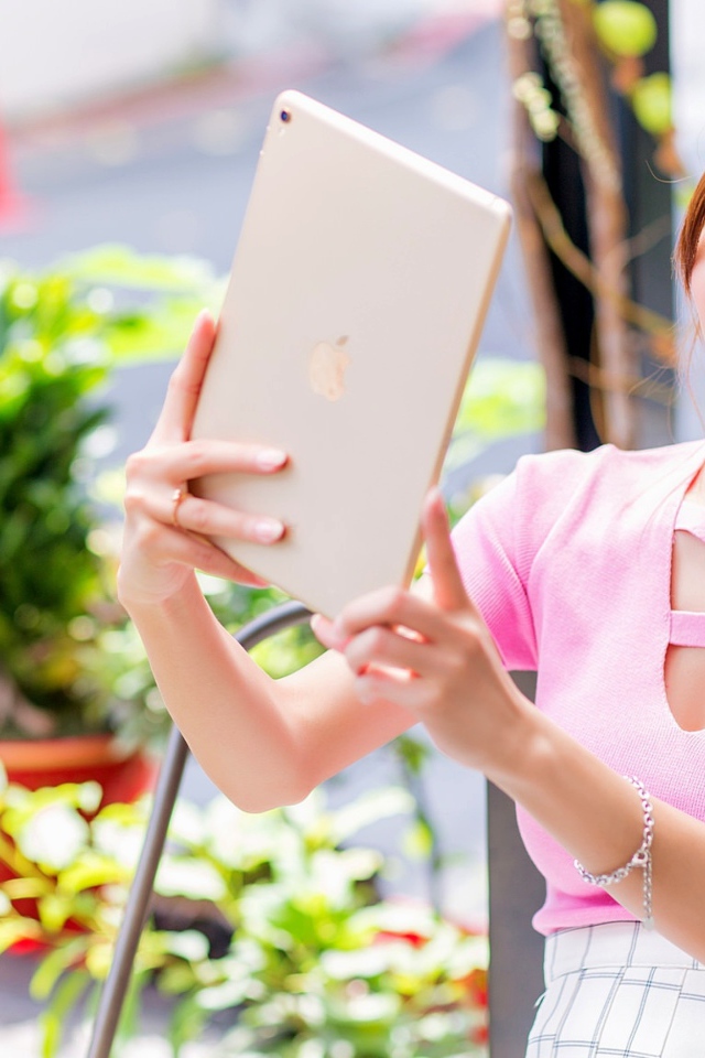 Красивая девушка азиатка делает селфи