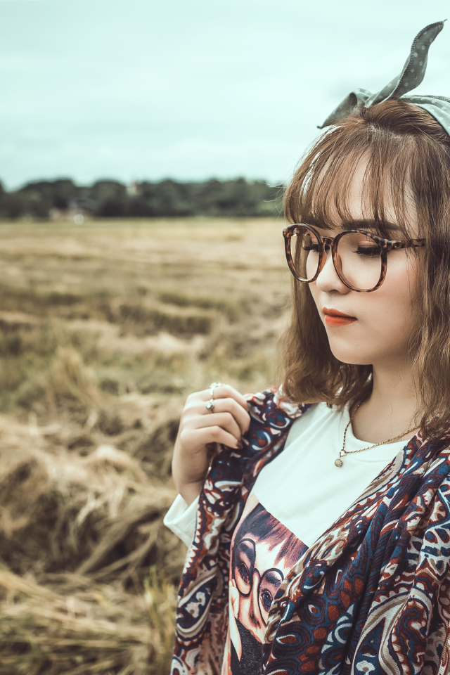 Красивая девушка азиатка в очках 