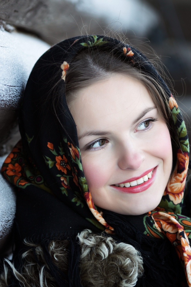 Красивая русская девушка в платке зимой