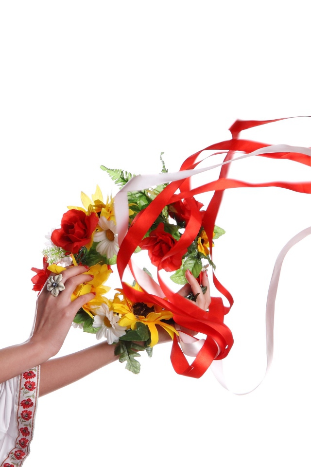 Красивая девушка украинка с венком в руках на белом фоне