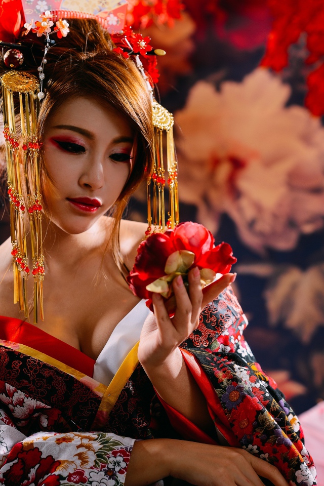 Красивая девушка азиатка в кимоно с цветком в руке